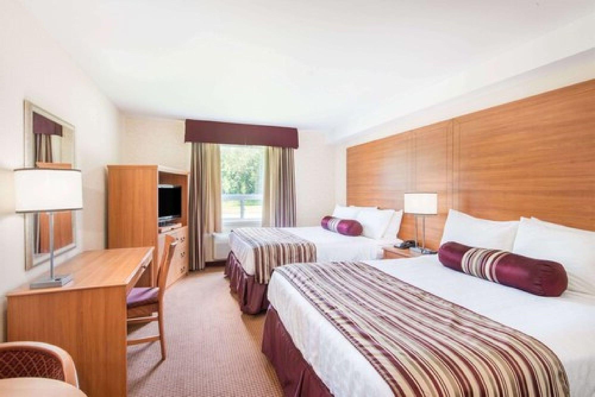 Super 8 By Wyndham Cornwall On Exteriör bild