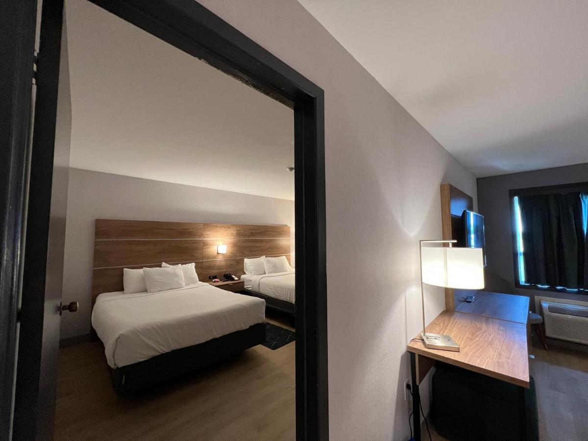 Super 8 By Wyndham Cornwall On Exteriör bild