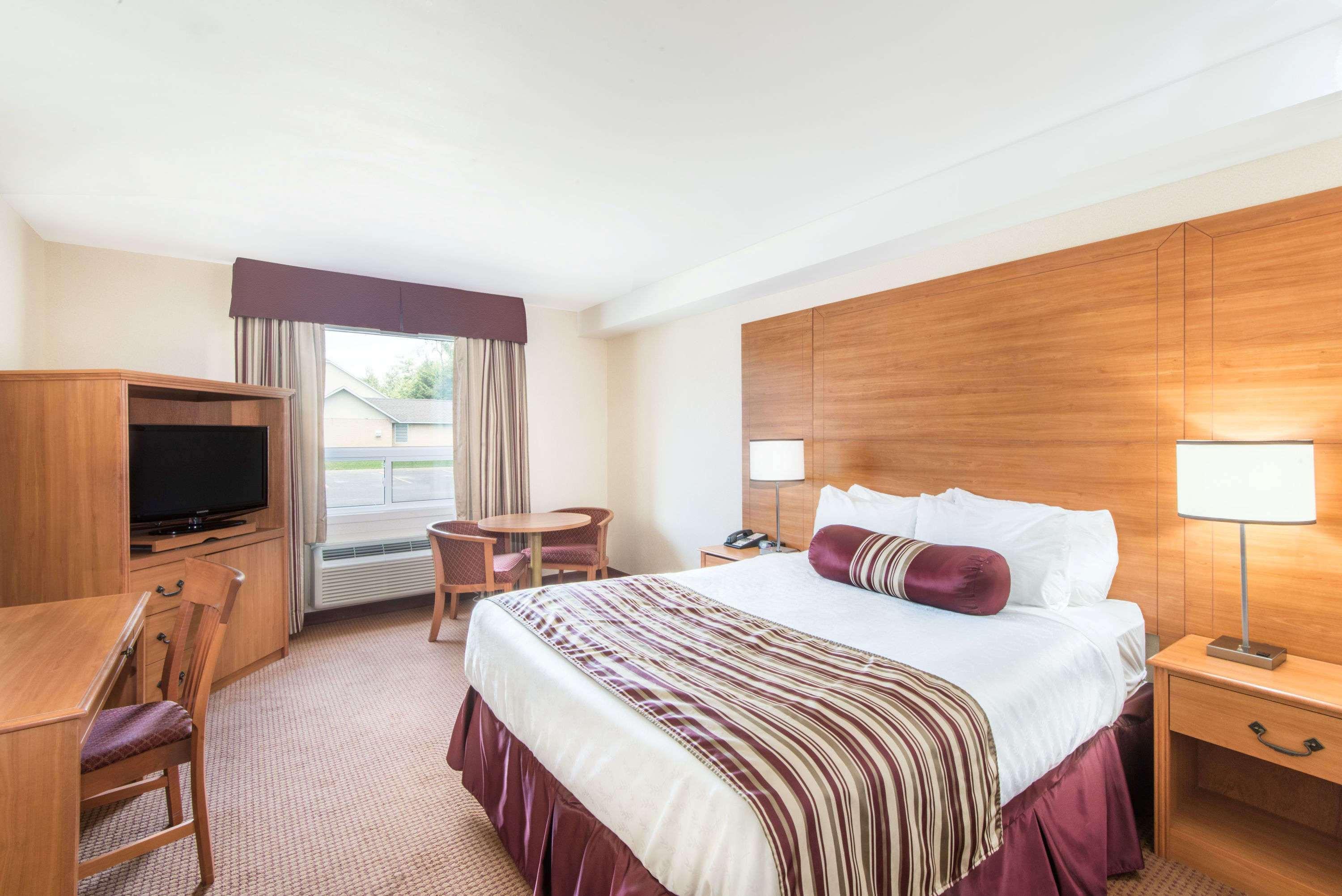 Super 8 By Wyndham Cornwall On Exteriör bild