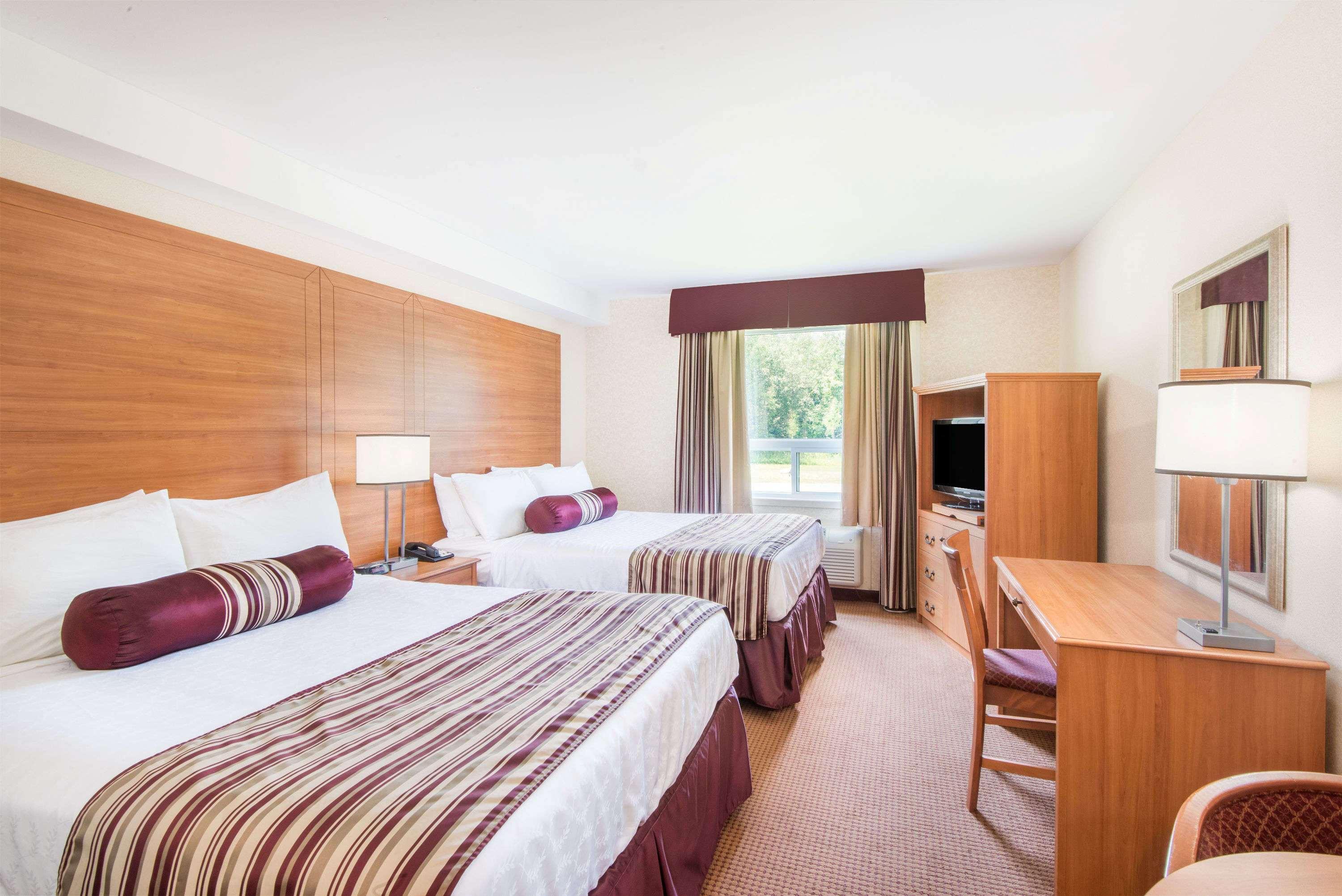 Super 8 By Wyndham Cornwall On Exteriör bild