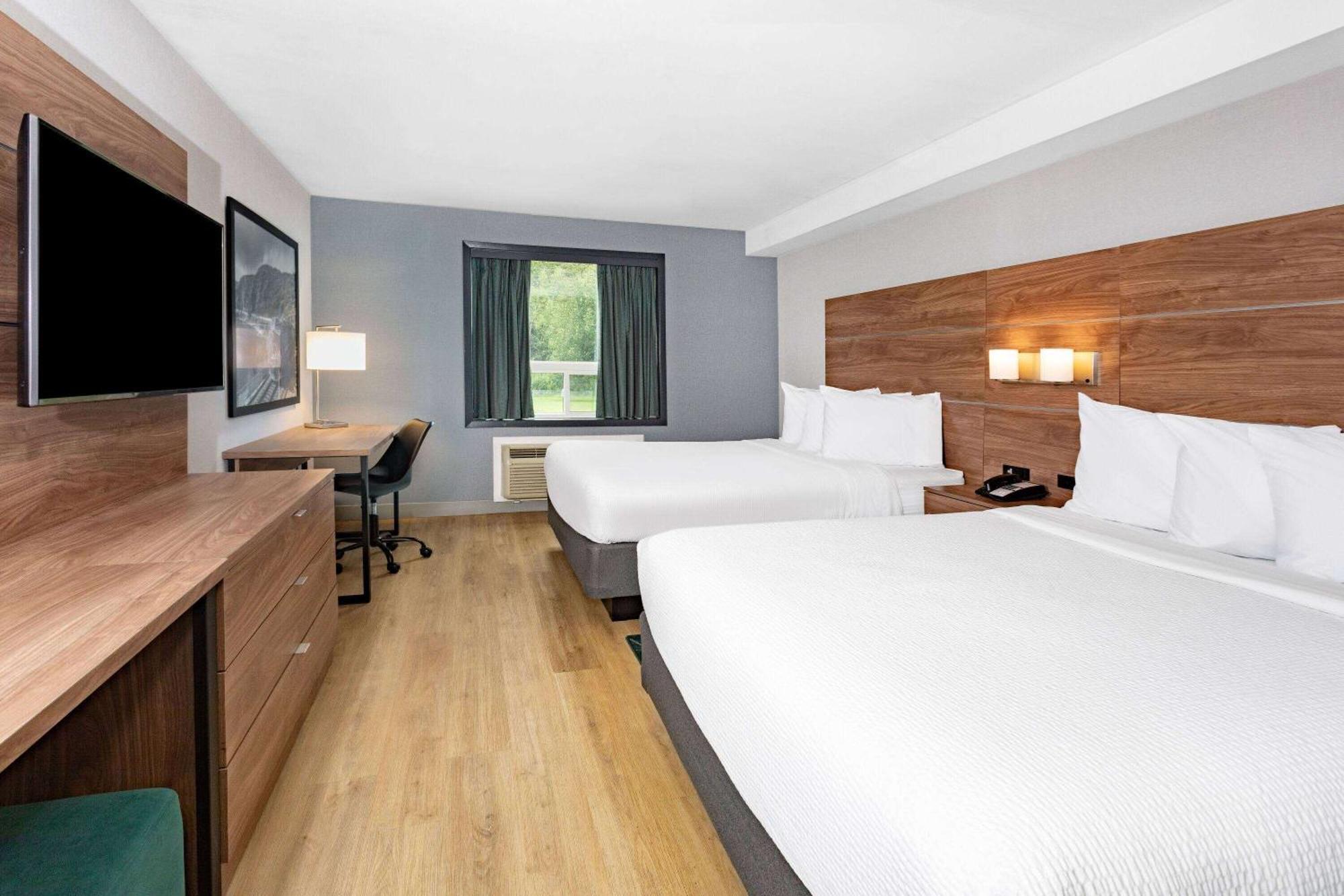Super 8 By Wyndham Cornwall On Exteriör bild