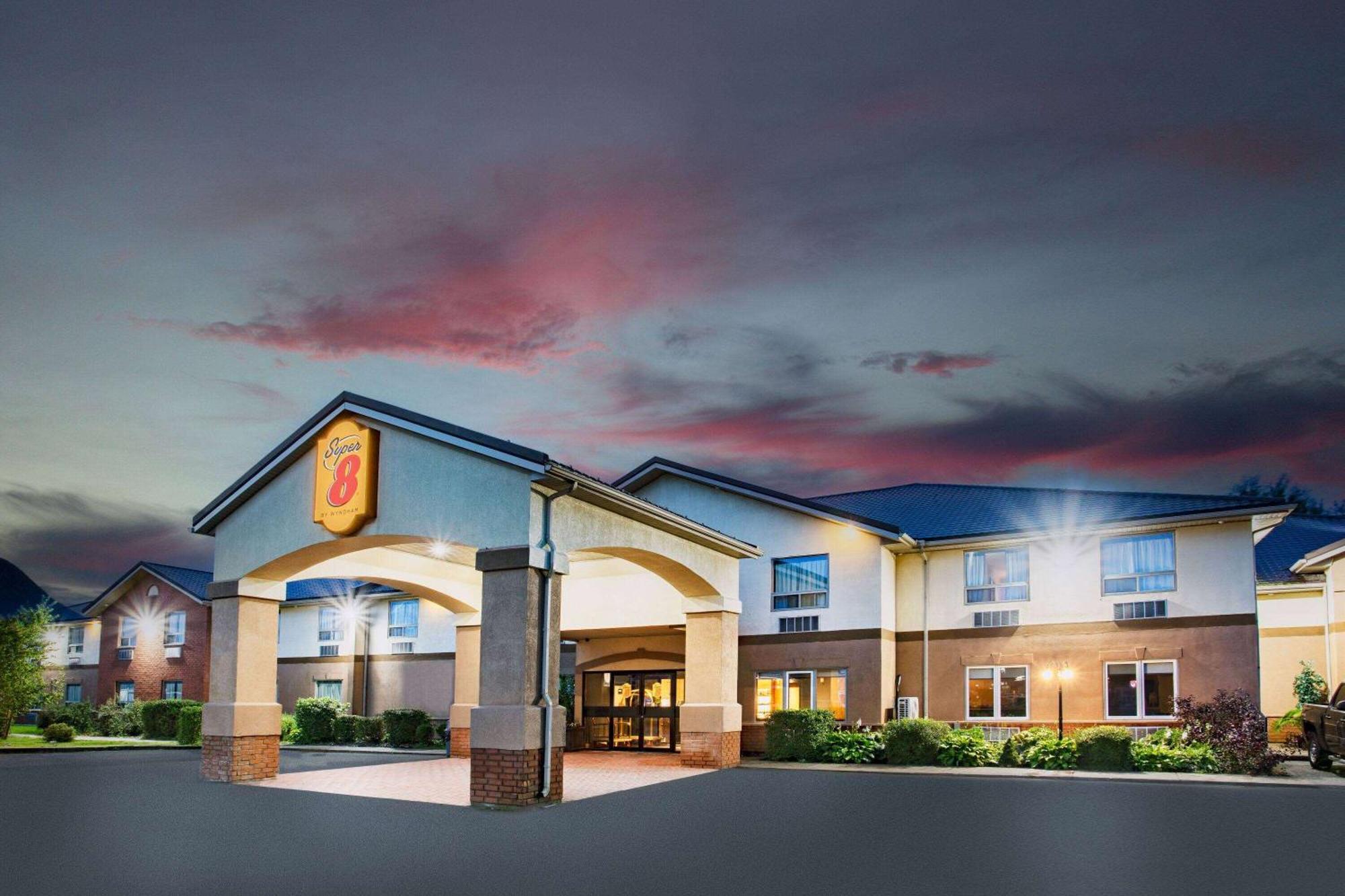 Super 8 By Wyndham Cornwall On Exteriör bild