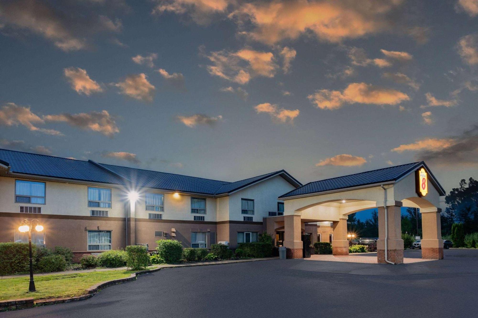 Super 8 By Wyndham Cornwall On Exteriör bild